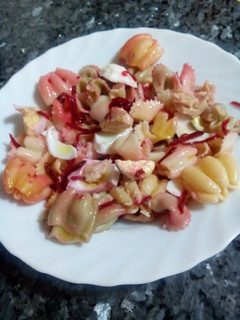 Una foto de Ensalada de pasta multicolor