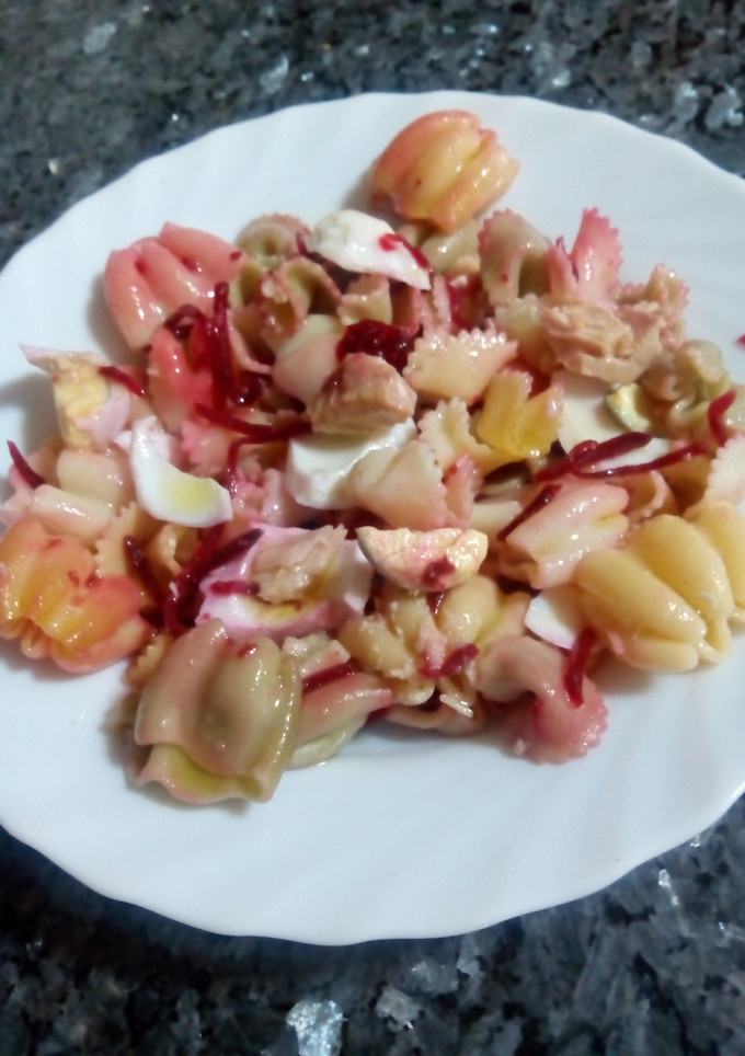 Una foto de Ensalada de pasta multicolor