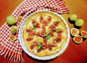 O poză a rețetei Tartă cu ricotta, smochine și prosciutto crudo.