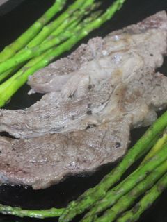 Una foto de Chuletón para dos, con espárragos