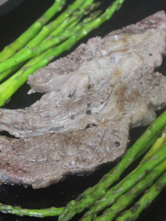 Una foto de Chuletón para dos, con espárragos