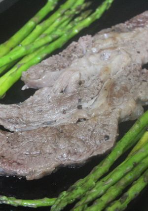 Una foto de Chuletón para dos, con espárragos