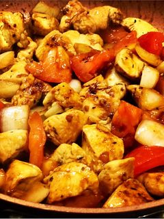 Una foto de Pollo salteado con un toque diferente 😍