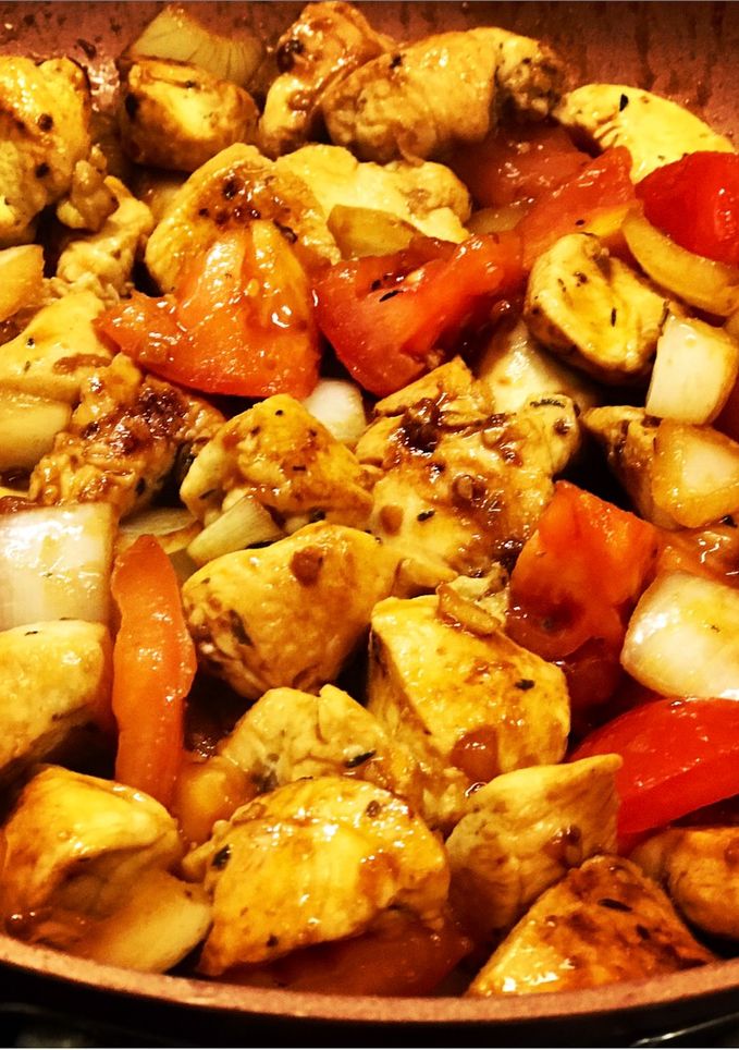 Una foto de Pollo salteado con un toque diferente 😍
