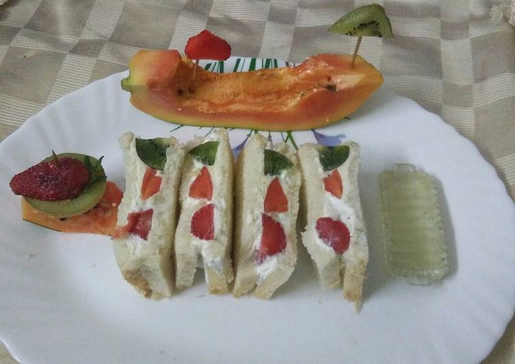 Sandwich with fruits