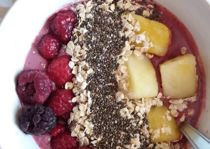 Smoothie bowl berries para desayunar! Receta de Valentina Paz - Cookpad