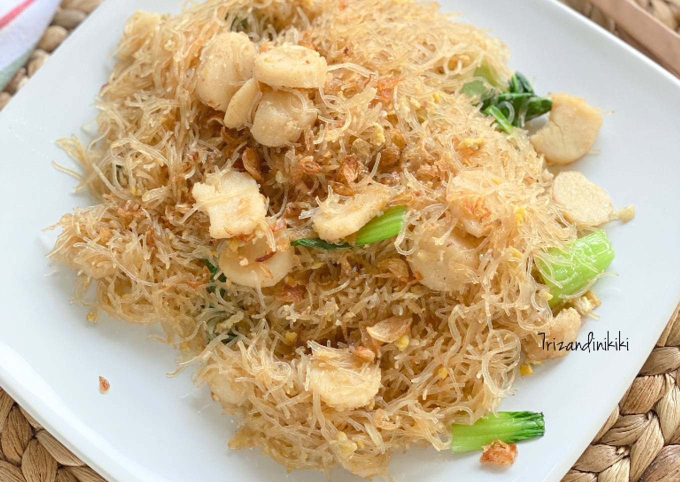 Bihun goreng bakso ayam