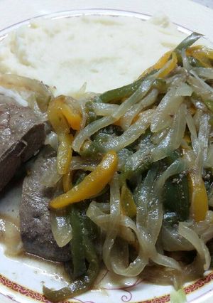 Una foto de Bife de hígado con cebollas y puré de papas!