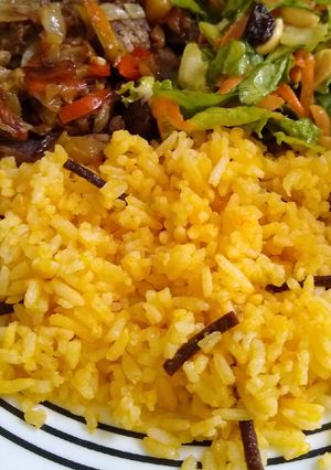 Una foto de Arroz de zanahoria con espagueti de arveja