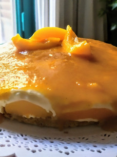 Una foto de Cheesecake con coulis de duraznos