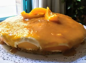 Una foto de Cheesecake con coulis de duraznos