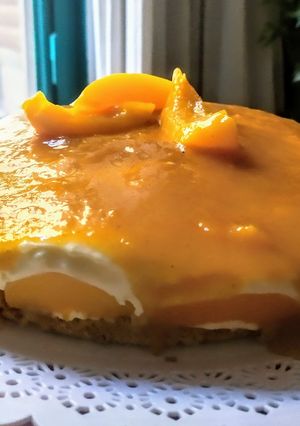 Una foto de Cheesecake con coulis de duraznos