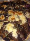 Tarta de repollo colorado con queso gratinado y mix de semillas tostadas