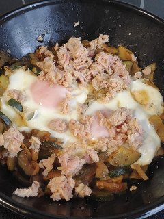 Una foto de Sartén de huevos rotos con atún y verdura