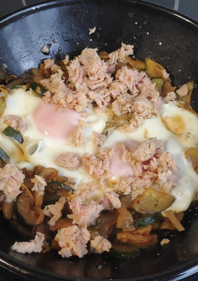Una foto de Sartén de huevos rotos con atún y verdura