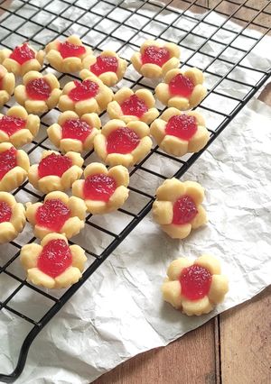 Foto resep Flower Cup Cookies (Eggless)