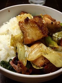 Una foto de Costilla Crispy salteada con Lechuga