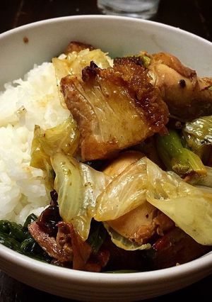 Una foto de Costilla Crispy salteada con Lechuga