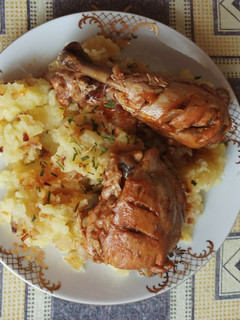 754. Sült csirkecomb hagymás tört krumplival 😋 recept fotója