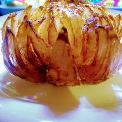 A picture of Blooming onion.
