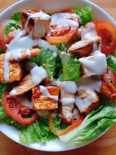 Hình của món Salad gà áp chảo.
