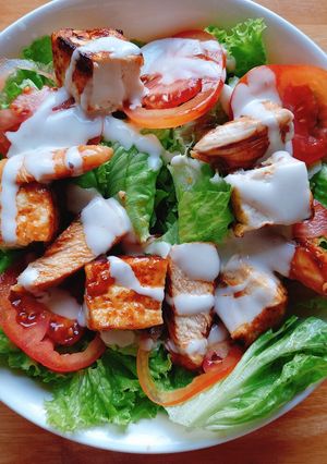 Hình của món Salad gà áp chảo.