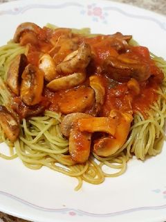 Una foto de Spinach Noodle and Mushroom