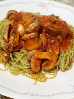 Una foto de Spinach Noodle and Mushroom
