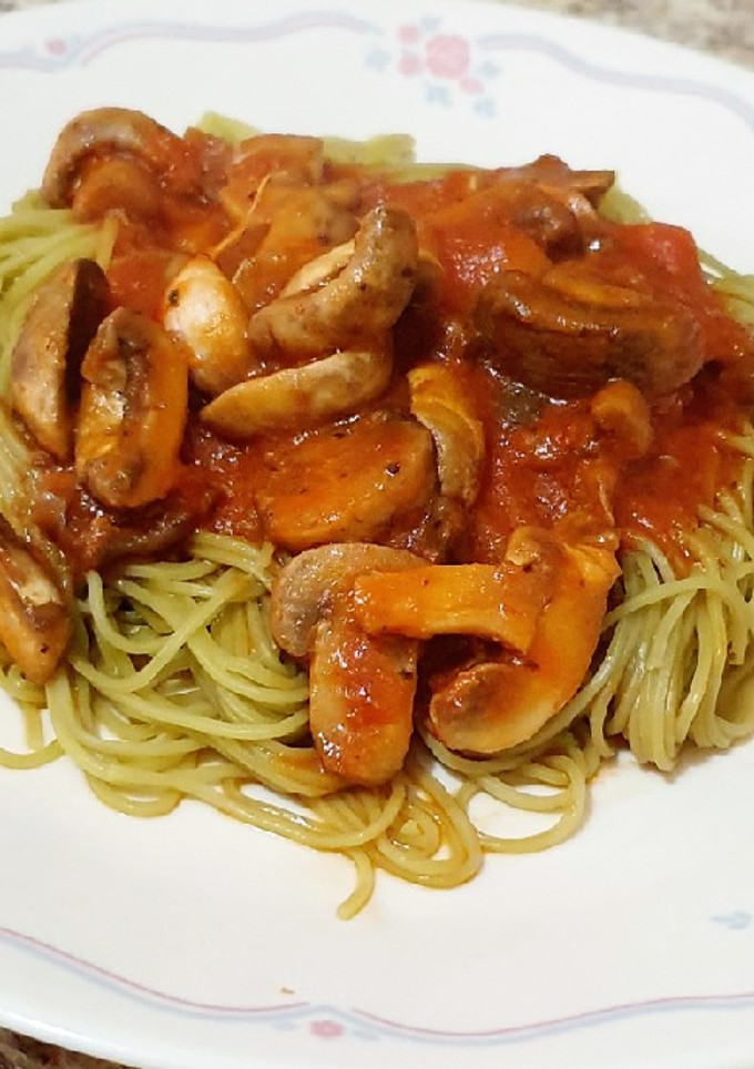 Una foto de Spinach Noodle and Mushroom