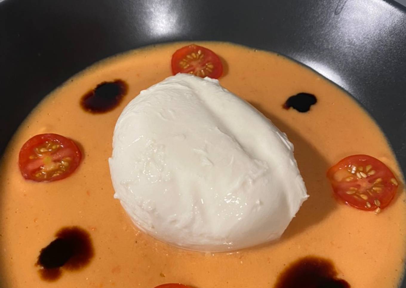 Burrata sobre base de Salmorejo de Aguacate 🍅