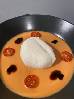 Una foto de Burrata sobre base de Salmorejo de Aguacate 🍅