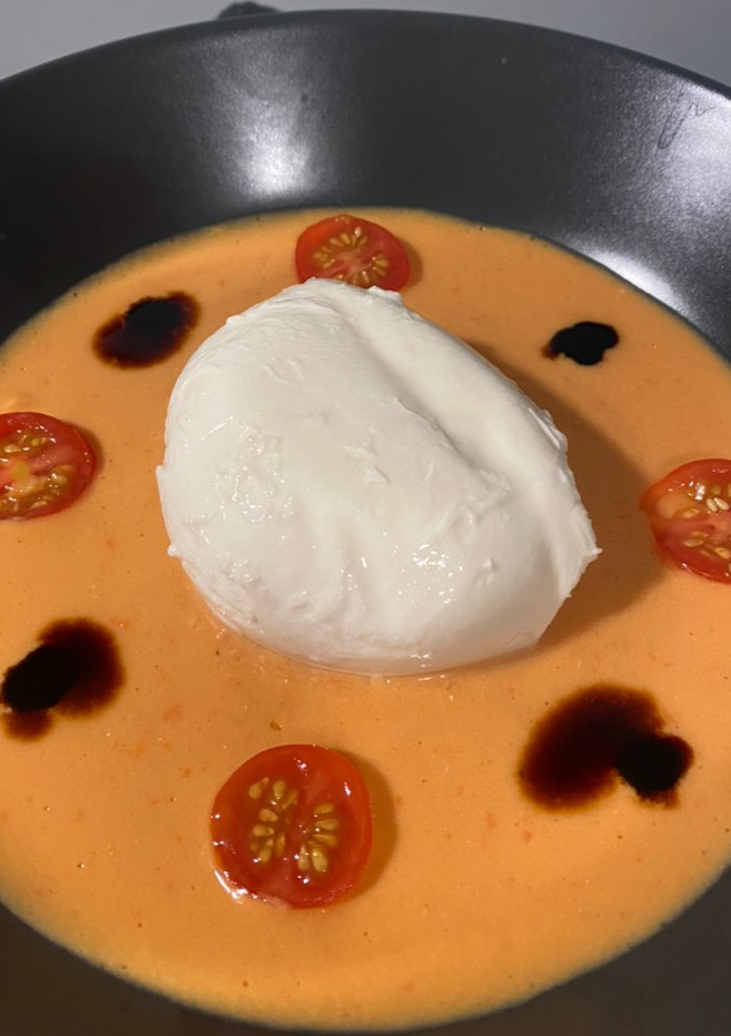 Una foto de Burrata sobre base de Salmorejo de Aguacate 🍅