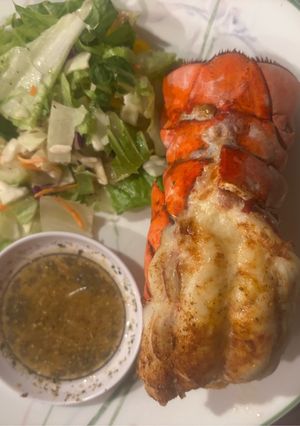 Hình của món Salad lobster sốt mè rang.