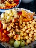 Poke mediterráneo con garbanzos y pechuga de pollo de corral