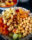 Poke mediterráneo con garbanzos y pechuga de pollo de corral