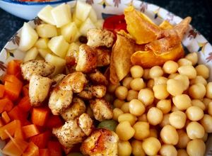 Una foto de Poke mediterráneo con garbanzos y pechuga de pollo de corral