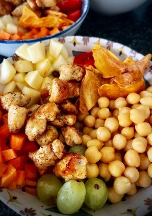 Una foto de Poke mediterráneo con garbanzos y pechuga de pollo de corral