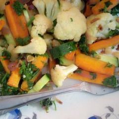 A picture of Carrots and cauliflower salad.