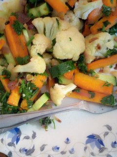 A picture of Carrots and cauliflower salad.