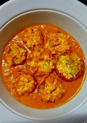 A picture of Paneer Stuffed Tomato in red greavy.