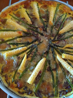 Foto principal de Tarta de cebollas con espárragos y mazorquitas de maíz (choclo enano)