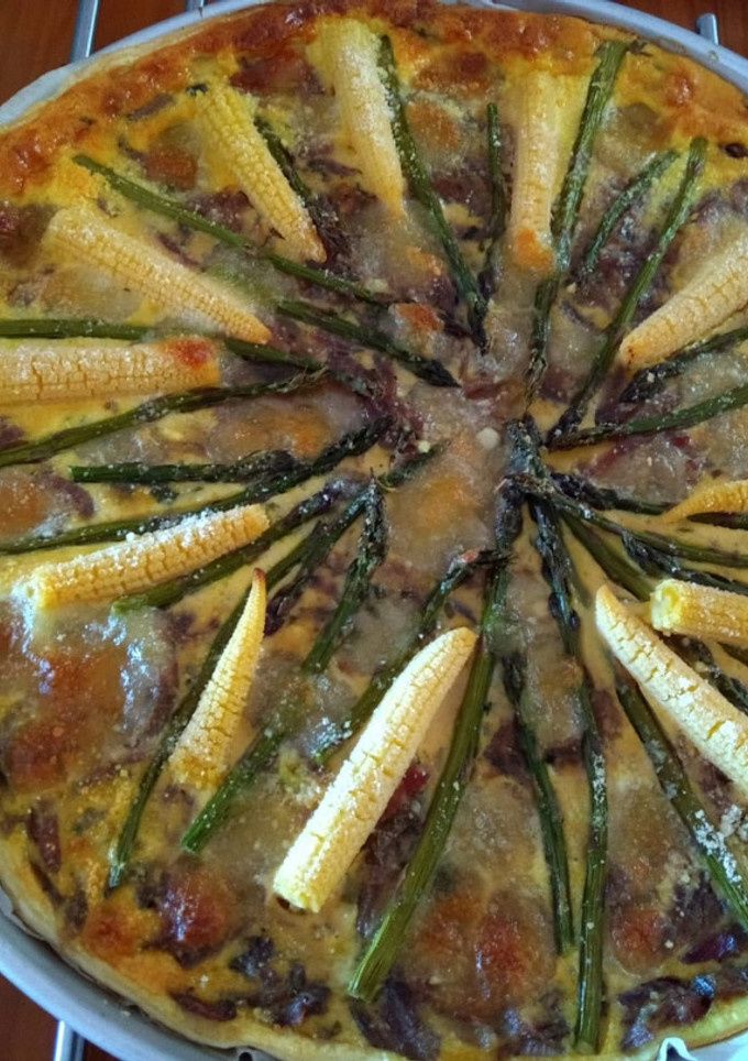 Una foto de Tarta de cebollas con espárragos y mazorquitas de maíz (choclo enano)