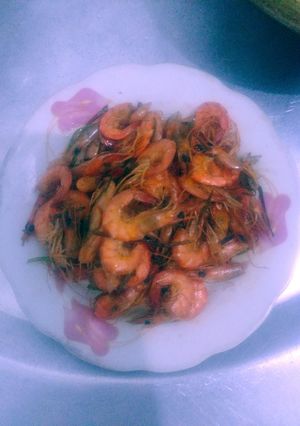 Hình của món Tôm sông rang lá chanh.