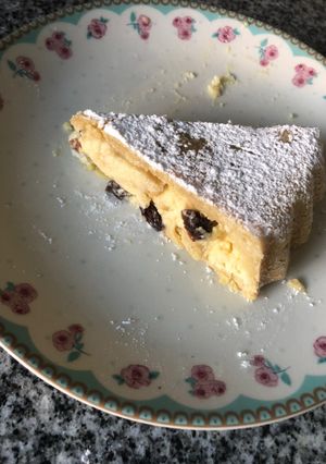 Una foto de Torta de ricota y pasas 😋