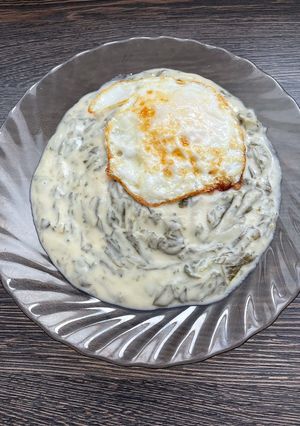 Sóskafőzelék tükörtojással recept fotója