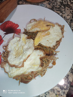 Una foto de Tostadas de gula y huevitos