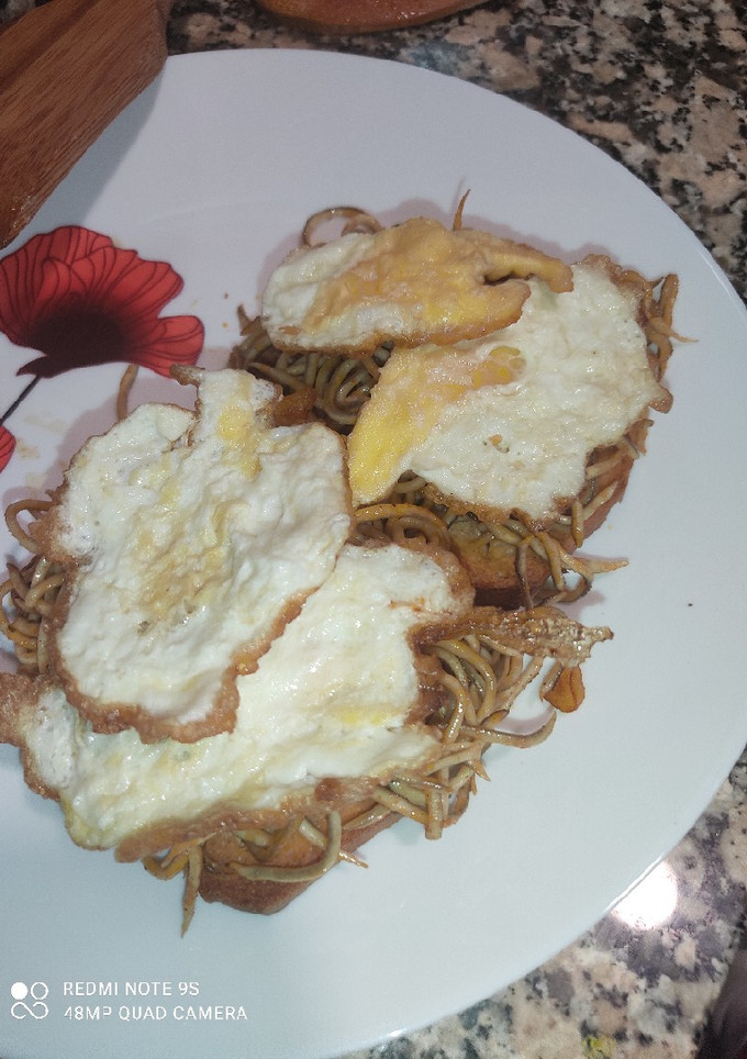 Una foto de Tostadas de gula y huevitos