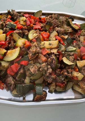 Une photo de Bœuf aux poivrons, courgettes et tomates