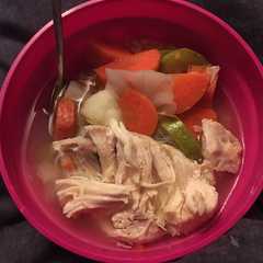 Una foto de Caldo de pechuga de pollo con verduras 🍲