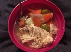Una foto de Caldo de pechuga de pollo con verduras 🍲